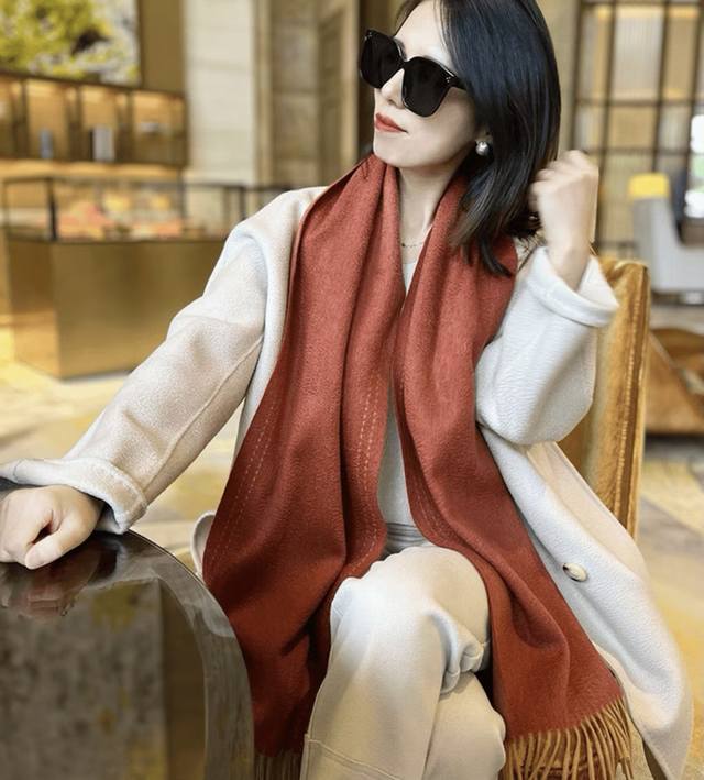 Loewe highly recommends this high-end men's scarf, a rare find! A special treat