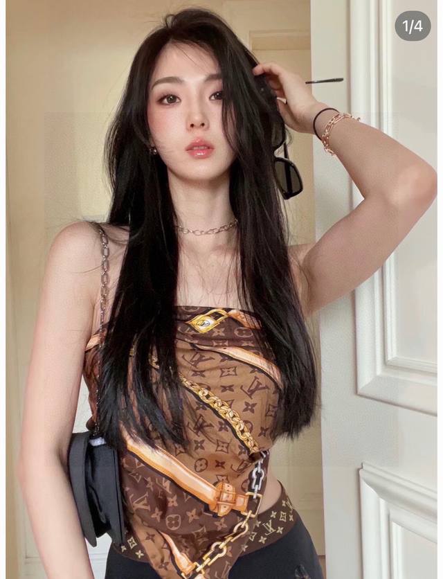 LV Chain Flower. LV2025 boutique style, 90*90 16 momme premium silk square scarf