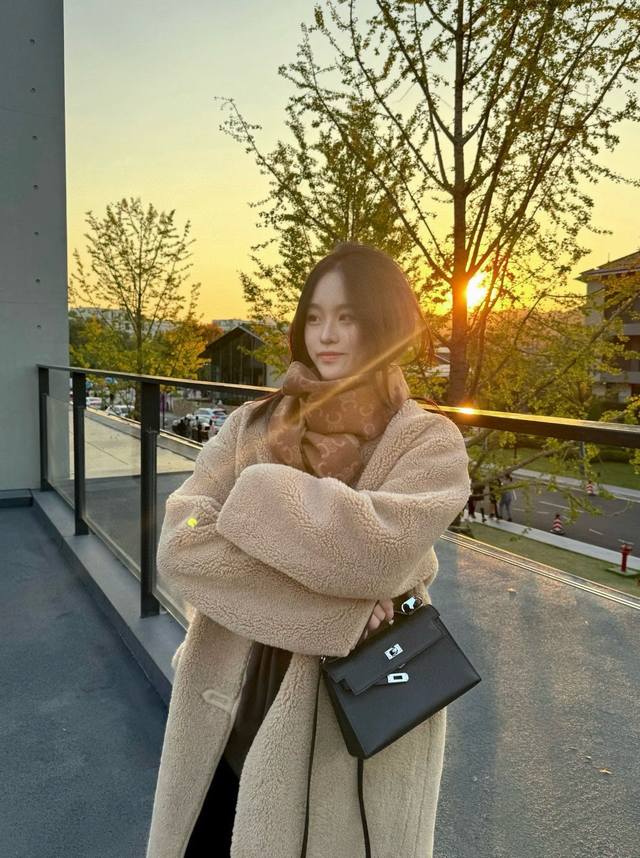 2610 Celine Arc de Triomphe monogram cashmere scarf is finally here! Here are th