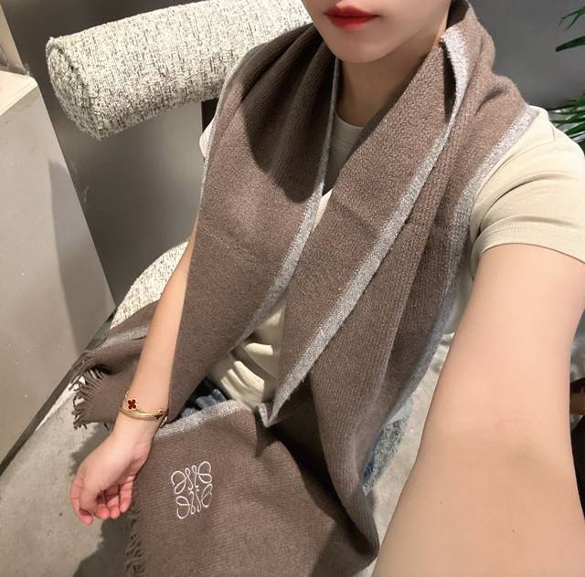 Loewe, same style as in boutiques, high-end cashmere knit scarf! Suitable for bo