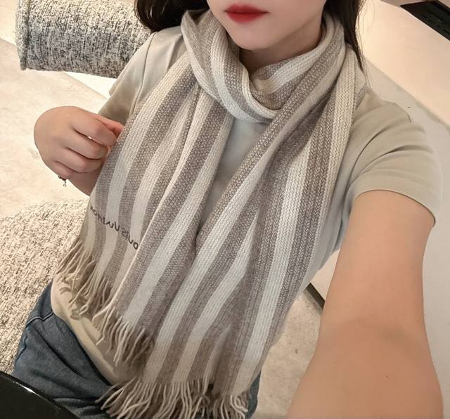 LV boutique-quality cashmere knit scarf! Suitable for both formal and casual occ