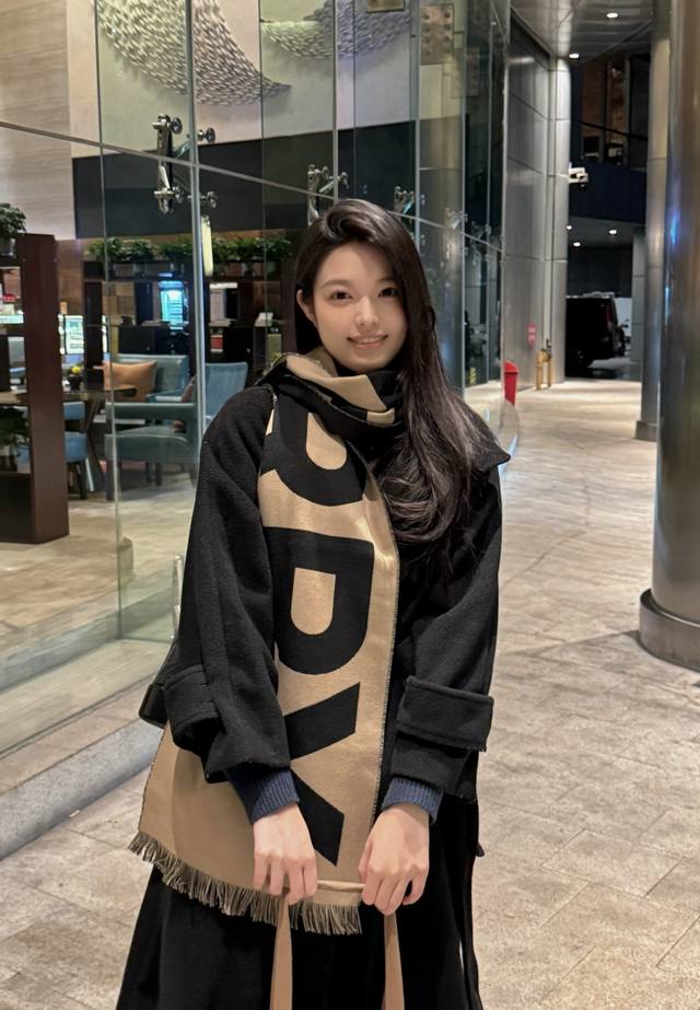 High-quality reversible Burberry scarf with large B logo, no agent required, new