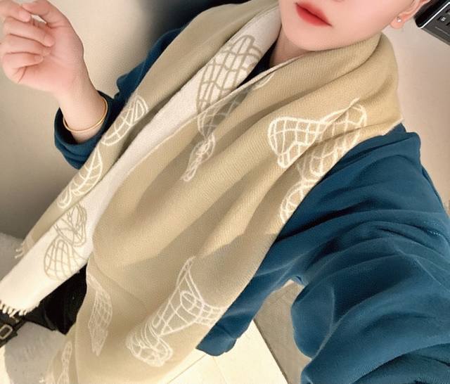 Burberry's latest Teddy Bear cashmere scarf of the year, unisex, a must-have! Th