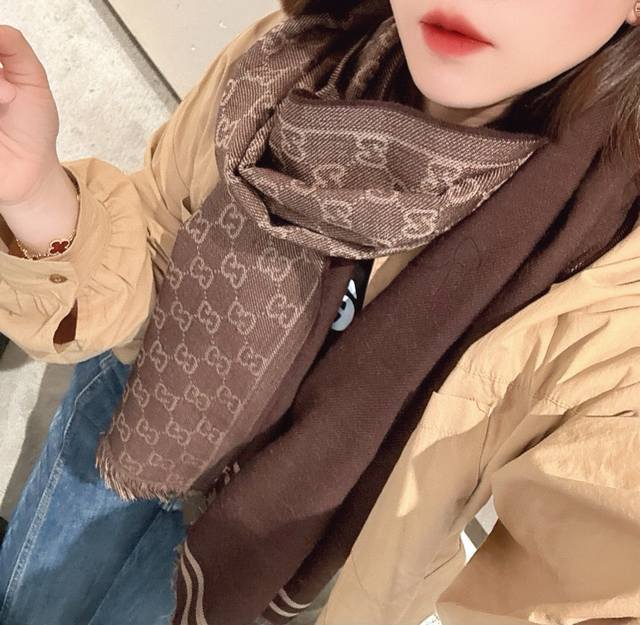 This is an identical Gucci scarf, a top-quality item from a high-end trading com