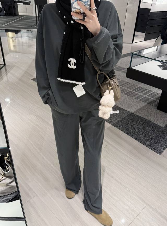 Chanel's 2025 Premium scarf is now available! Made from the finest cashmere fabr