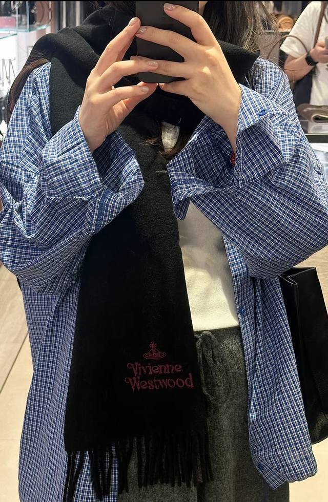 A popular item on Xiaohongshu: "Vivienne Westwood" cashmere and wool scarf. Vivi
