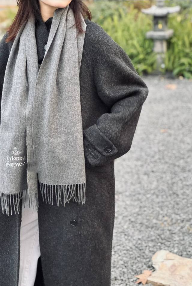 A popular item on Xiaohongshu: "Vivienne Westwood" cashmere and wool scarf. Vivi