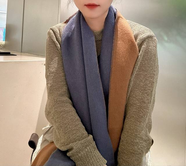 Loewe's rare gentle color scheme, understated yet elegant. Highly recommend the