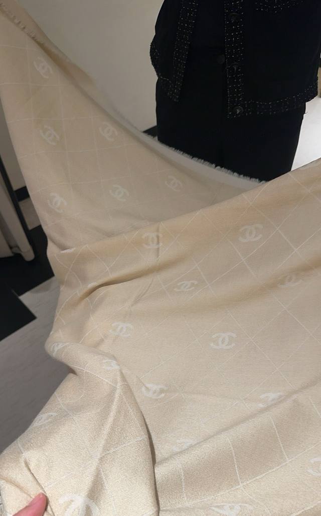 Milk Tea Color! The hottest Chanel quilted shawl of 2025, a double-sided design