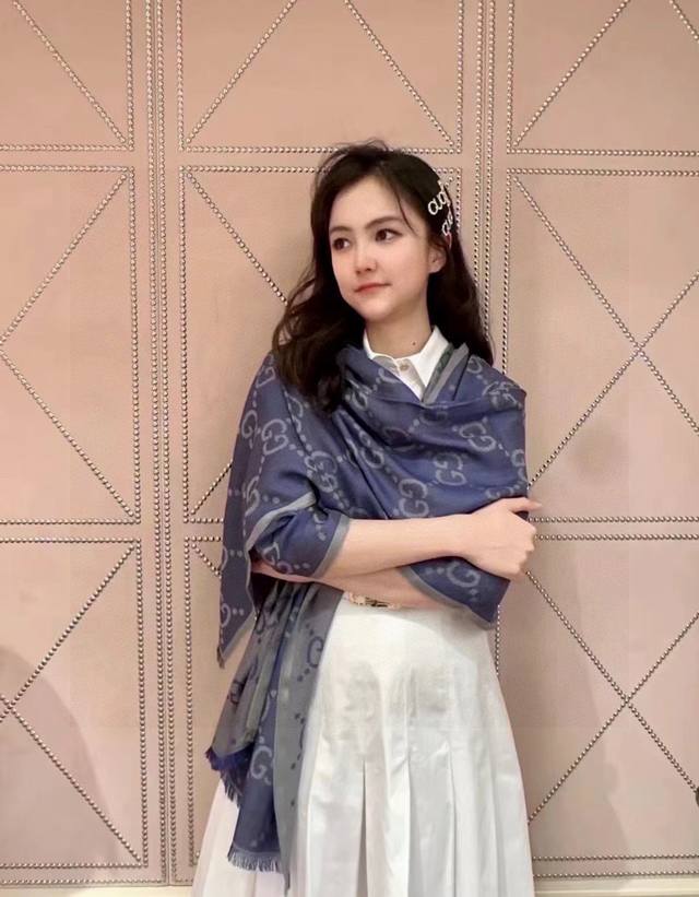 The Gucci pattern, presented in an interwoven letter design, is beautifully show