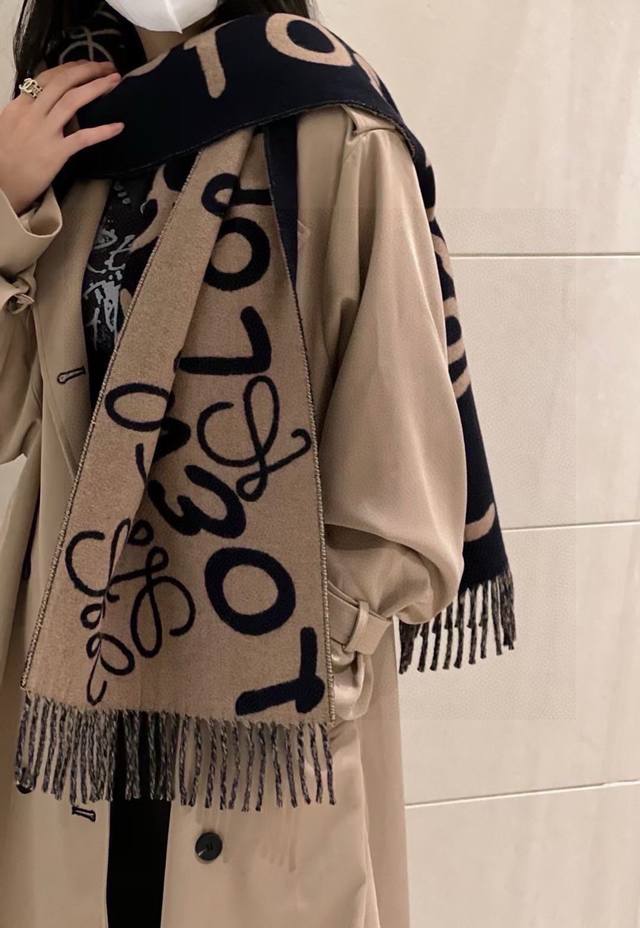 Top-quality original Loewe men's and women's scarf. I was very lucky to get my h