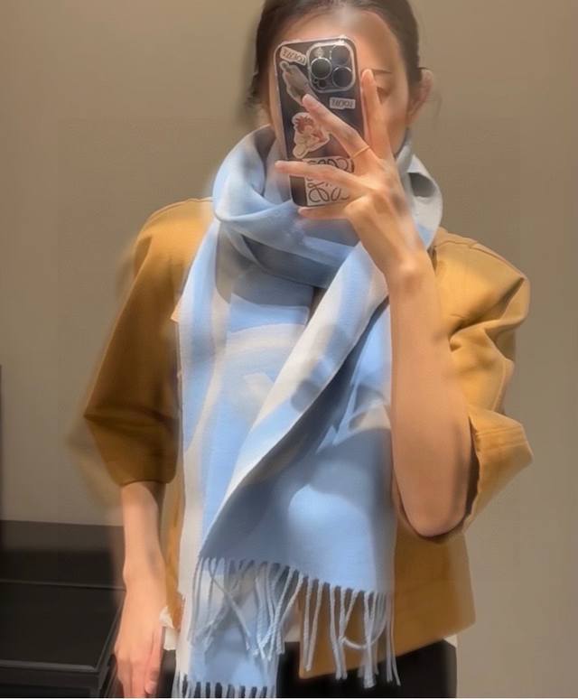 Top-quality original Loewe men's and women's scarf. I was lucky enough to get my