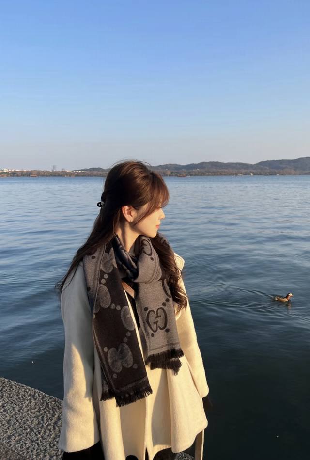 Gucci worsted jacquard double-faced wool! Available simultaneously on the offici