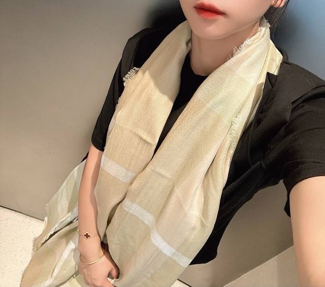 Synchronized with the official website, Burberry's fashionable spirit. A new Bur