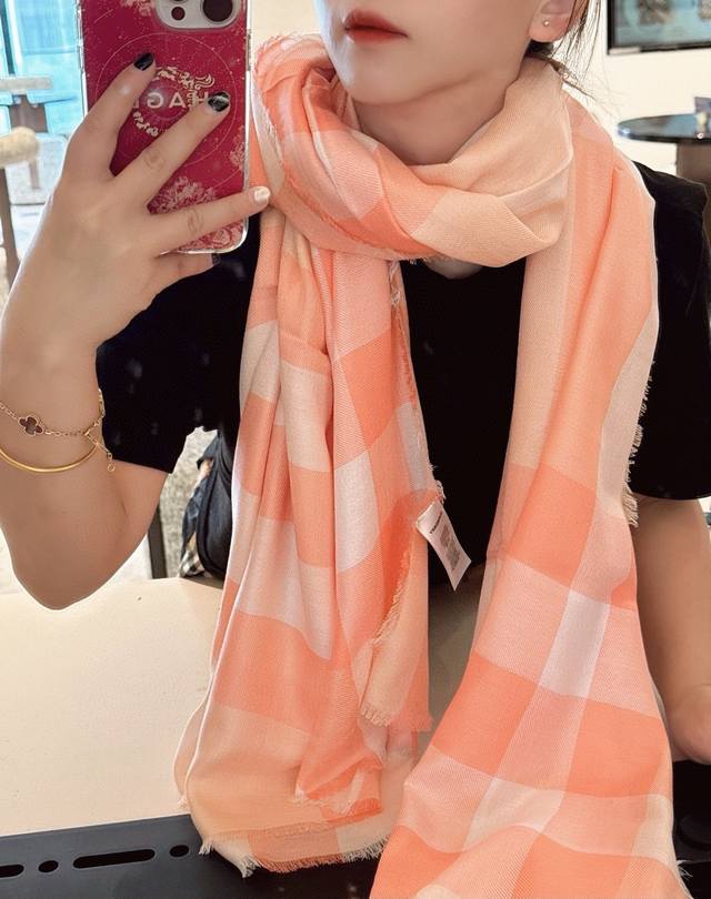 Synchronized with the official website, Burberry's fashionable spirit. A new Bur