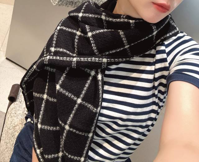 Highly Recommended: Chanel Autumn/Winter New Cashmere Shrink Scarf. Made from th