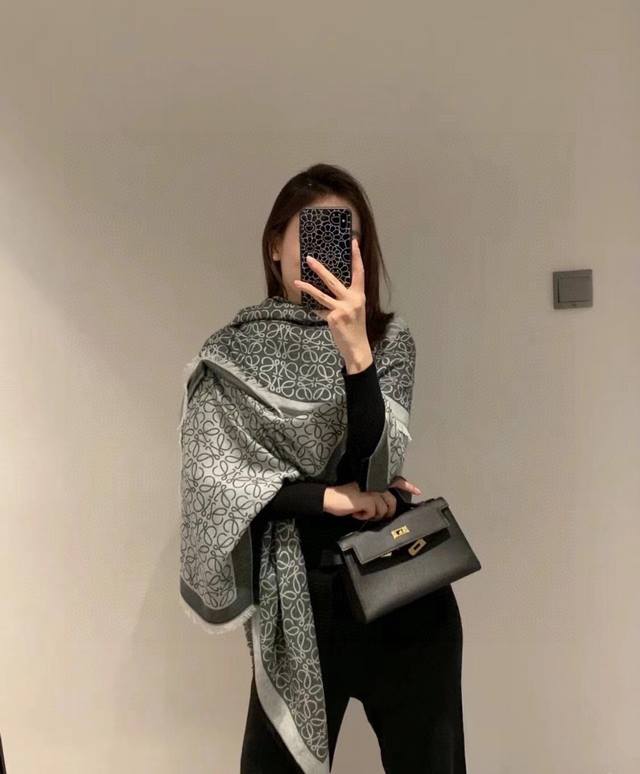 Loewe, as a top Spanish luxury brand, exudes a unique Spanish aristocratic aura,