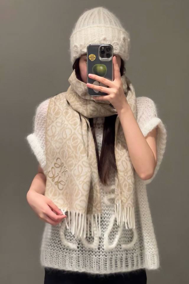 Absolutely amazing! Loewe's new scarf is so popular! The upgraded checkerboard p