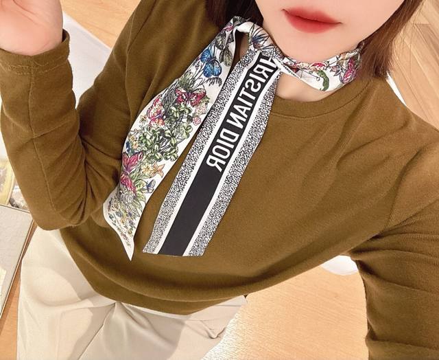 Super cute Chanel lucky butterfly scarf! Double-layered silk! Multiple uses: tie