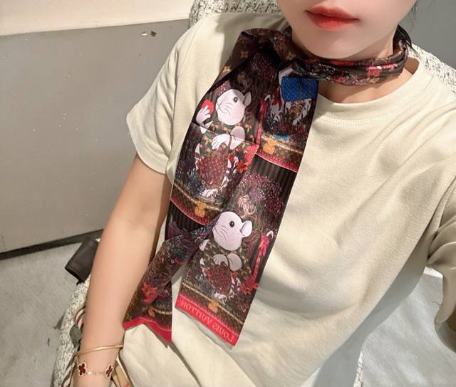 Super cute L brand silk scarf! Double-layered real silk! Not imitation silk from