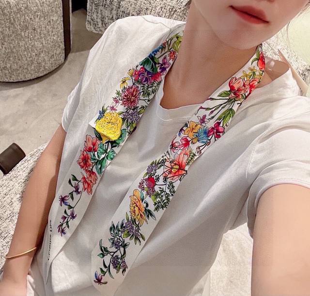 This Mitzah scarf features Dior's iconic Sauvage print. Crafted from ivory and n