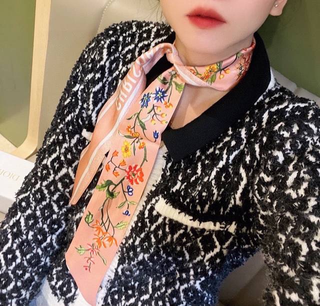 Super cute D brand silk scarf! Double-layered silk! Versatile, it can be tied to