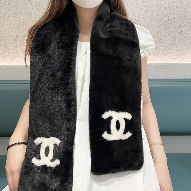 Super warm Chanel Fall/Winter new arrival!!! Simple yet luxurious, sophisticated