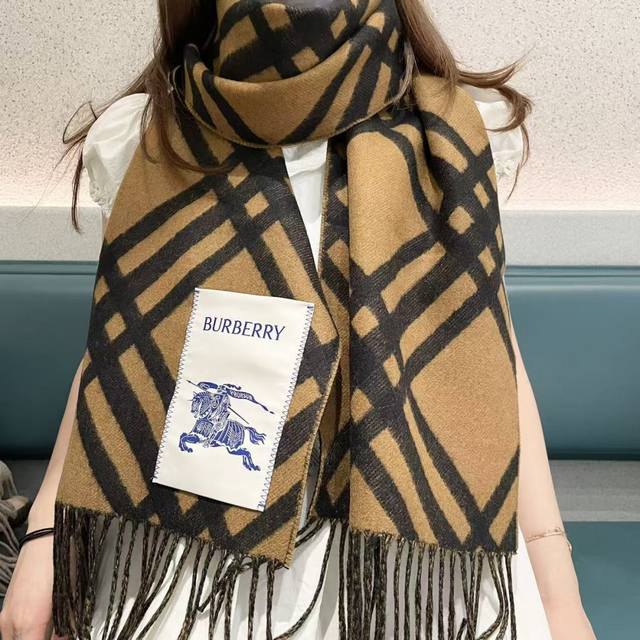 High-quality 2025 bestseller arrived! This Burberry check scarf is absolutely go