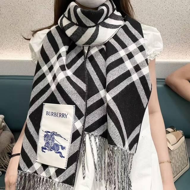 High-quality 2025 bestseller arrived! This Burberry check scarf is absolutely go