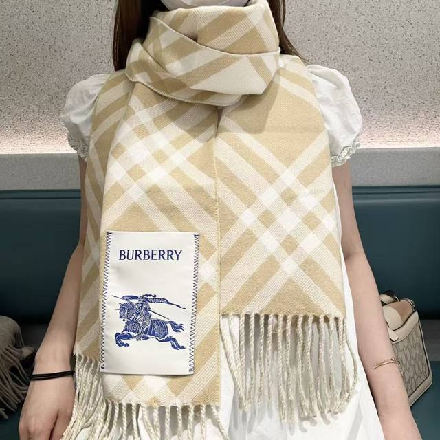 High-quality 2025 bestseller arrived! This Burberry check scarf is absolutely go