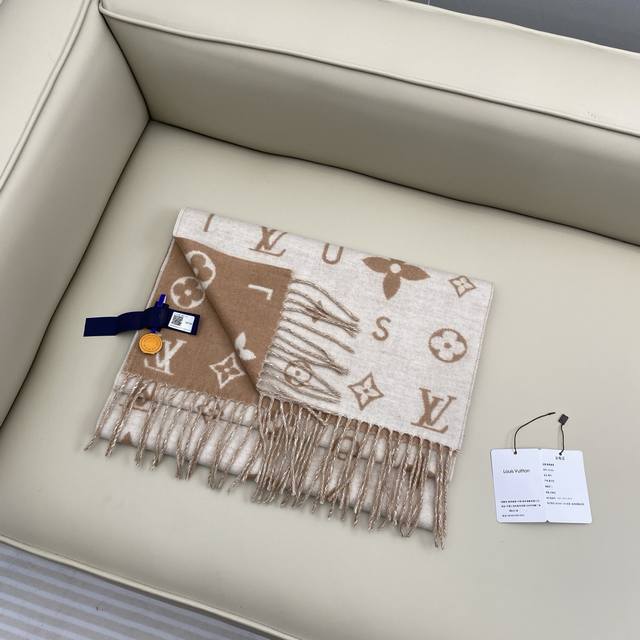 Reykjavik 2.0 scarf is made of soft cashmere featuring the Monogram floral patte