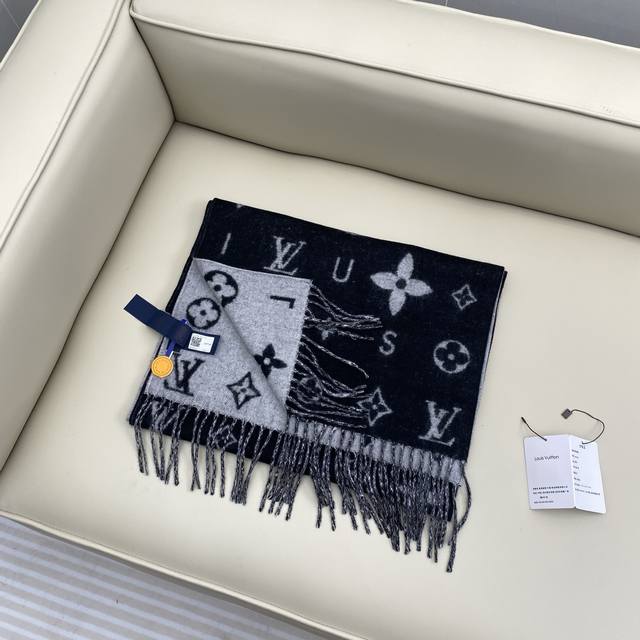 Reykjavik 2.0 scarf is made of soft cashmere featuring the Monogram floral patte