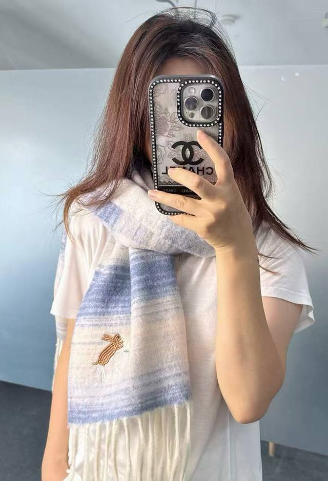 Loewe's rare gentle color scheme, understated yet elegant. Highly recommend the