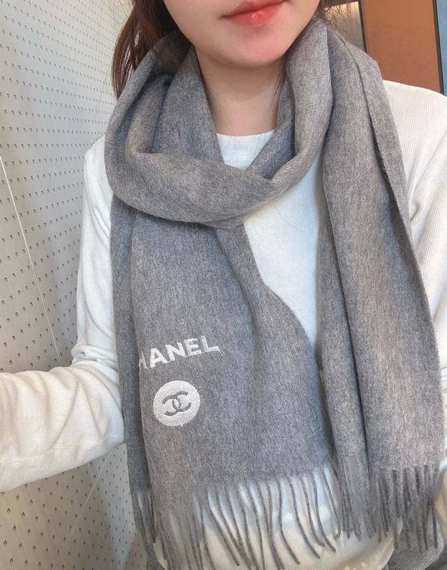 Highly recommended! A must-have for Chanel lovers! A sophisticated and elegant p