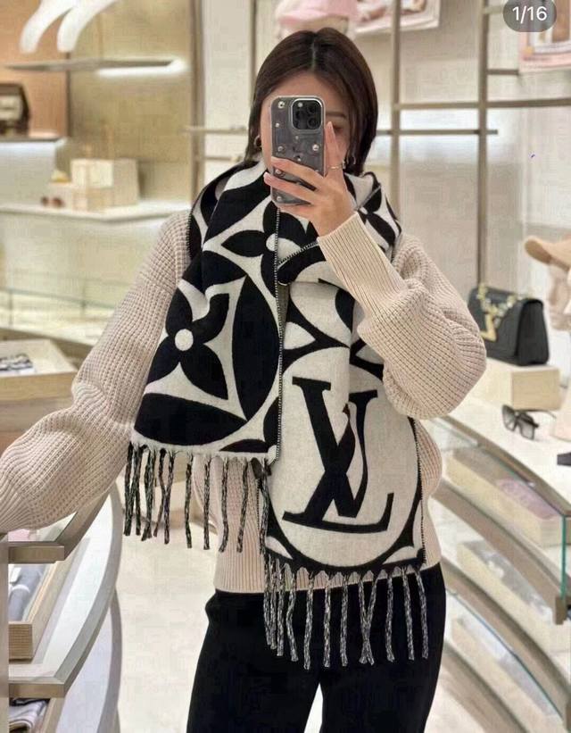 Autumn/Winter New Arrival from Louis Vuitton's Medallion Scarf. Featuring large