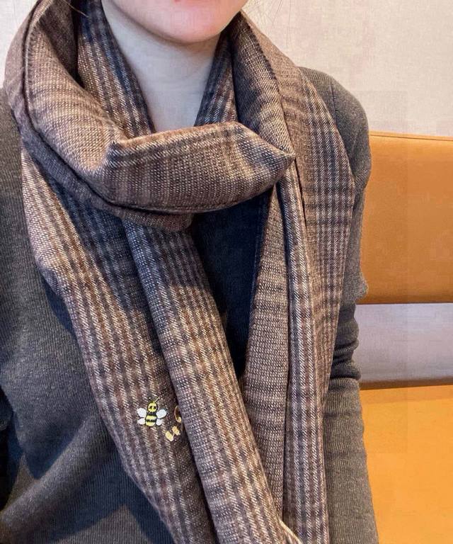 This is a very high-quality men's scarf from D brand, featuring a simple yet sty