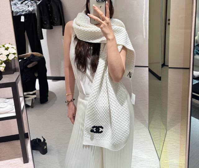 Chanel Knitted Scale Pattern Cashmere Scarf (Ddd) Crafted from 100% rare cashmer