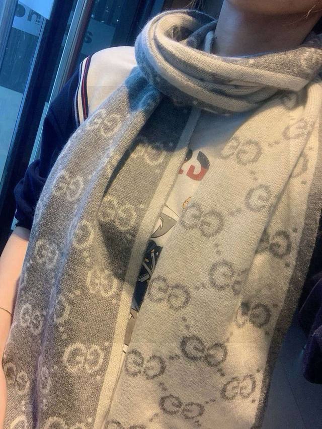Gucci classic cashmere scarf, double-sided jacquard, a real gem. Get it now! A b