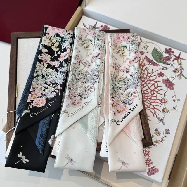 Dior's latest double-layered star headband. It's truly beautiful the more you lo