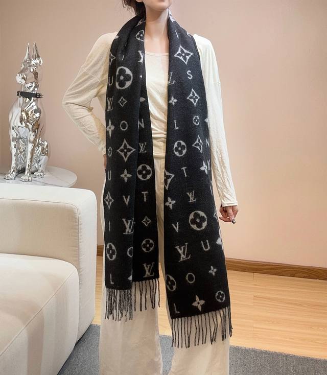 Reykjavik 2.0 scarf is made of soft cashmere featuring the Monogram floral patte