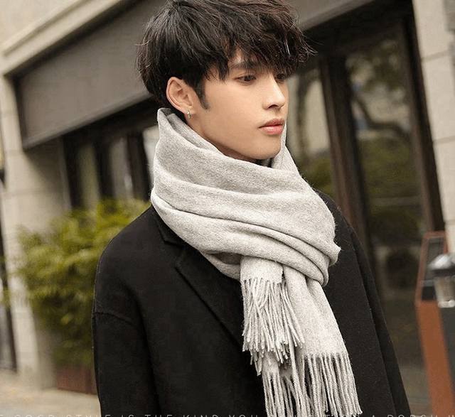 Prada's latest couple scarf is elegant and simple, perfect for successful men. T