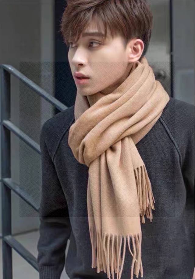 Prada's latest couple scarf, elegant and simple, is the perfect choice for succe