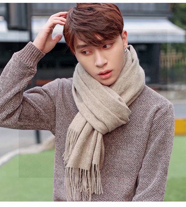 Prada's latest couple scarf is elegant and simple, perfect for successful men. T