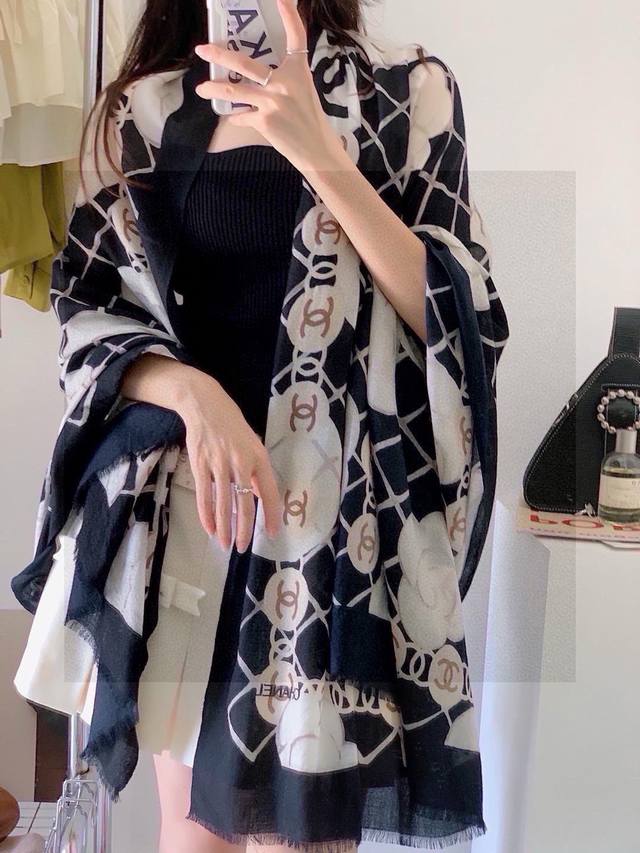 Chanel's most classic Camellia series, a must-have in every woman's wardrobe. It