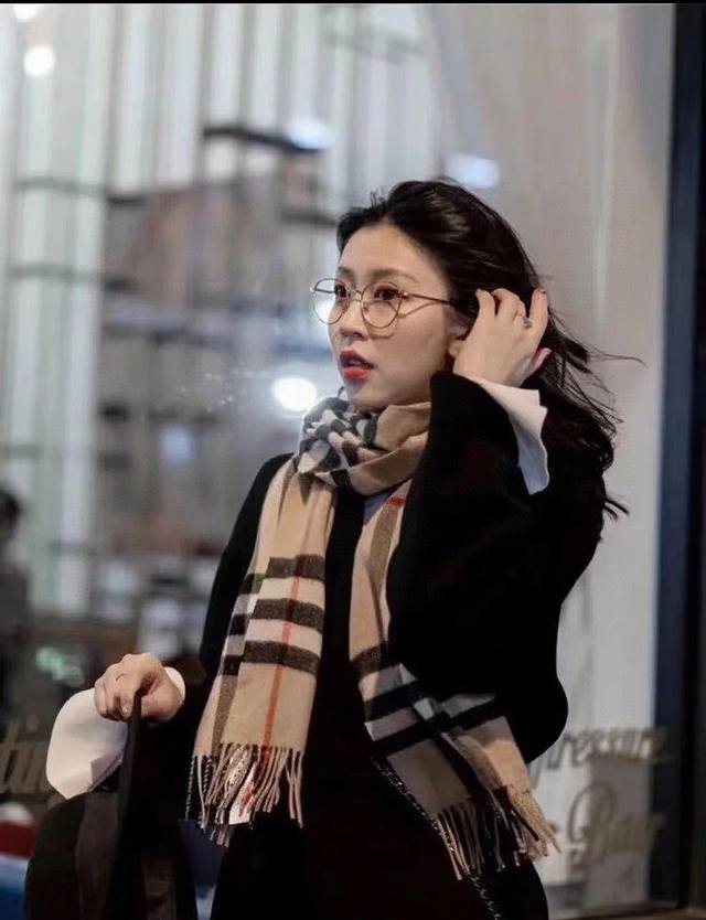 A super stylish and versatile new Burberry couple's scarf, absolutely top-qualit