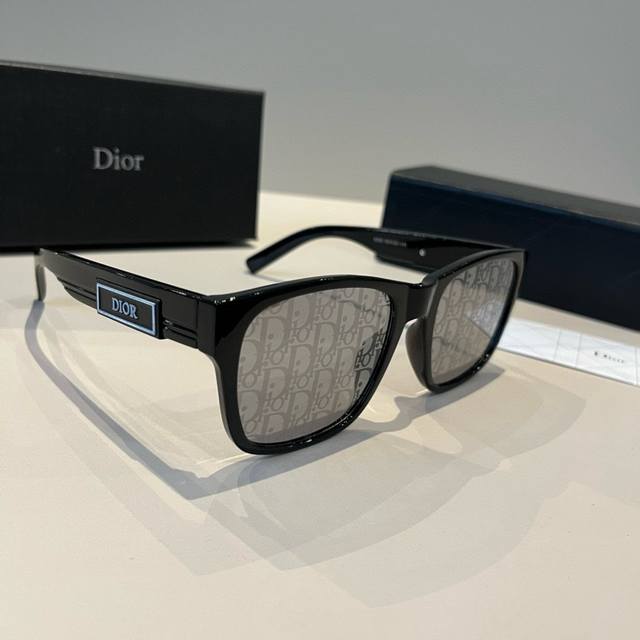 A must-have item for the Dior travel season, paying homage to the casual spirit