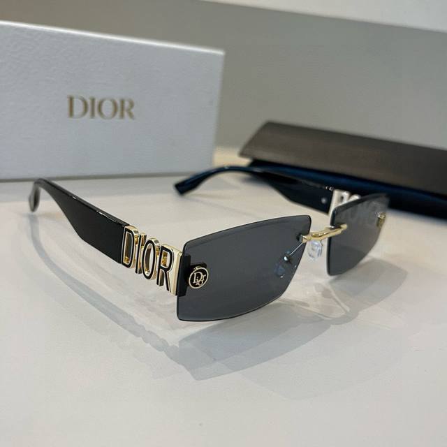 Dior sunglasses, sunglasses you'll want to weld onto your face. High-quality pro