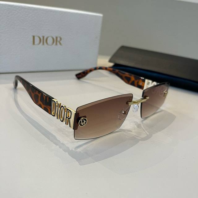 Dior sunglasses, sunglasses you'll want to weld onto your face. High-quality pro