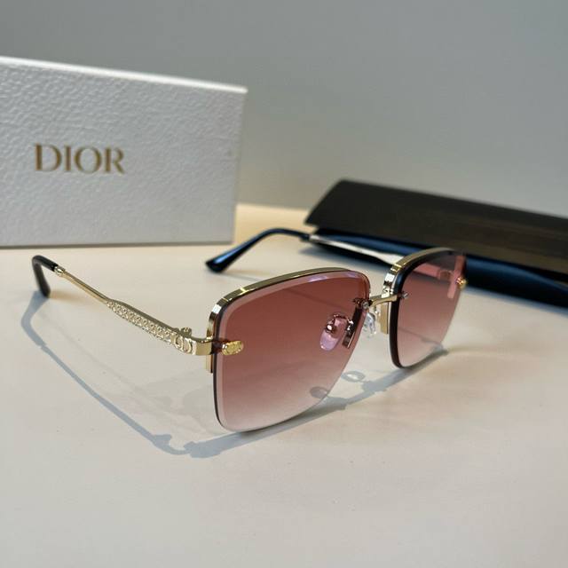 Dior sunglasses, sunglasses you'll want to weld onto your face. High-quality pro