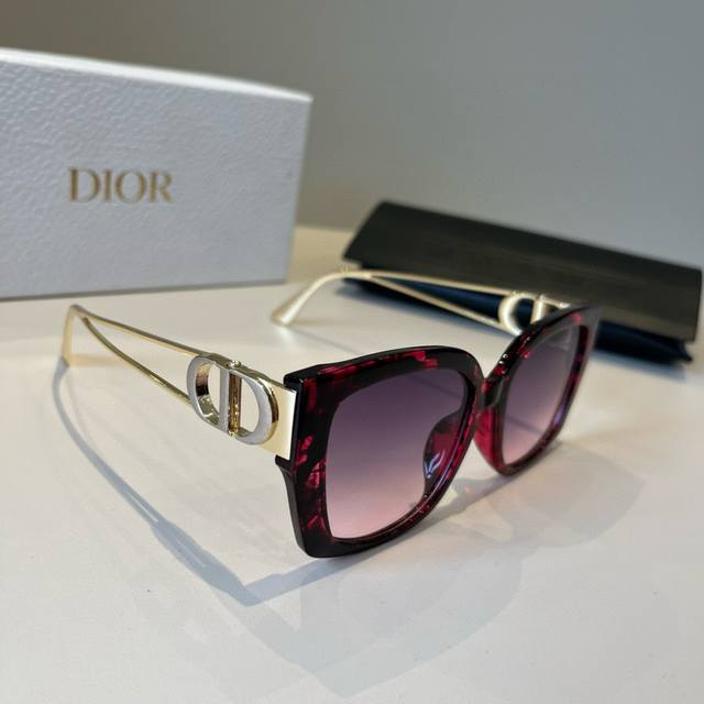 Dior sunglasses, lightweight and comfortable, super face-covering.